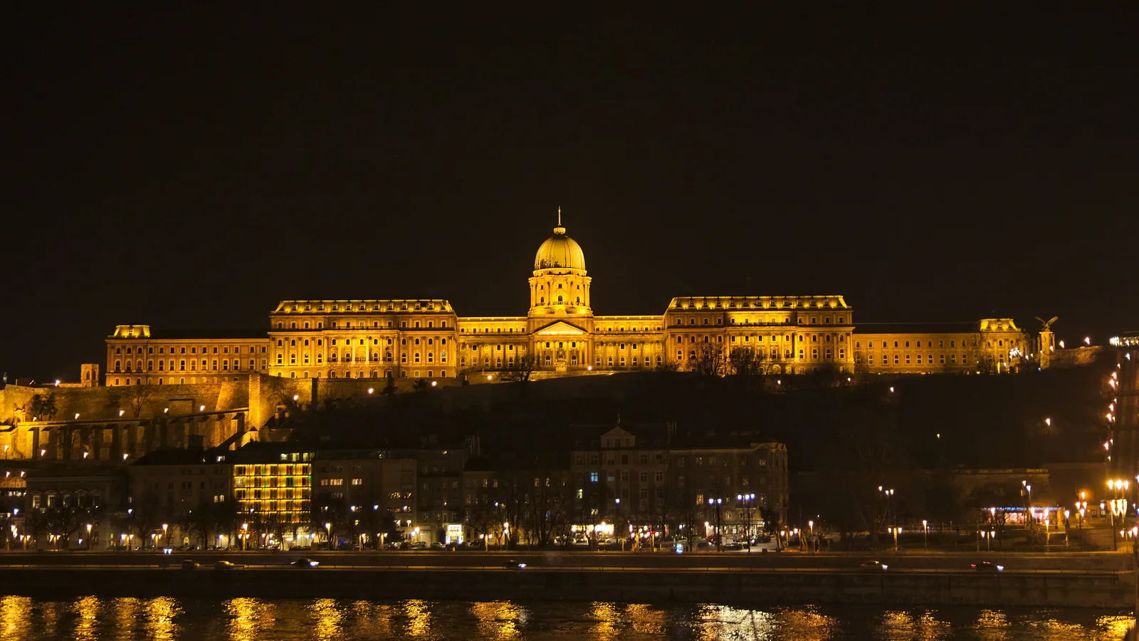 A Budai Vár éjszaka, Budapest jelképe